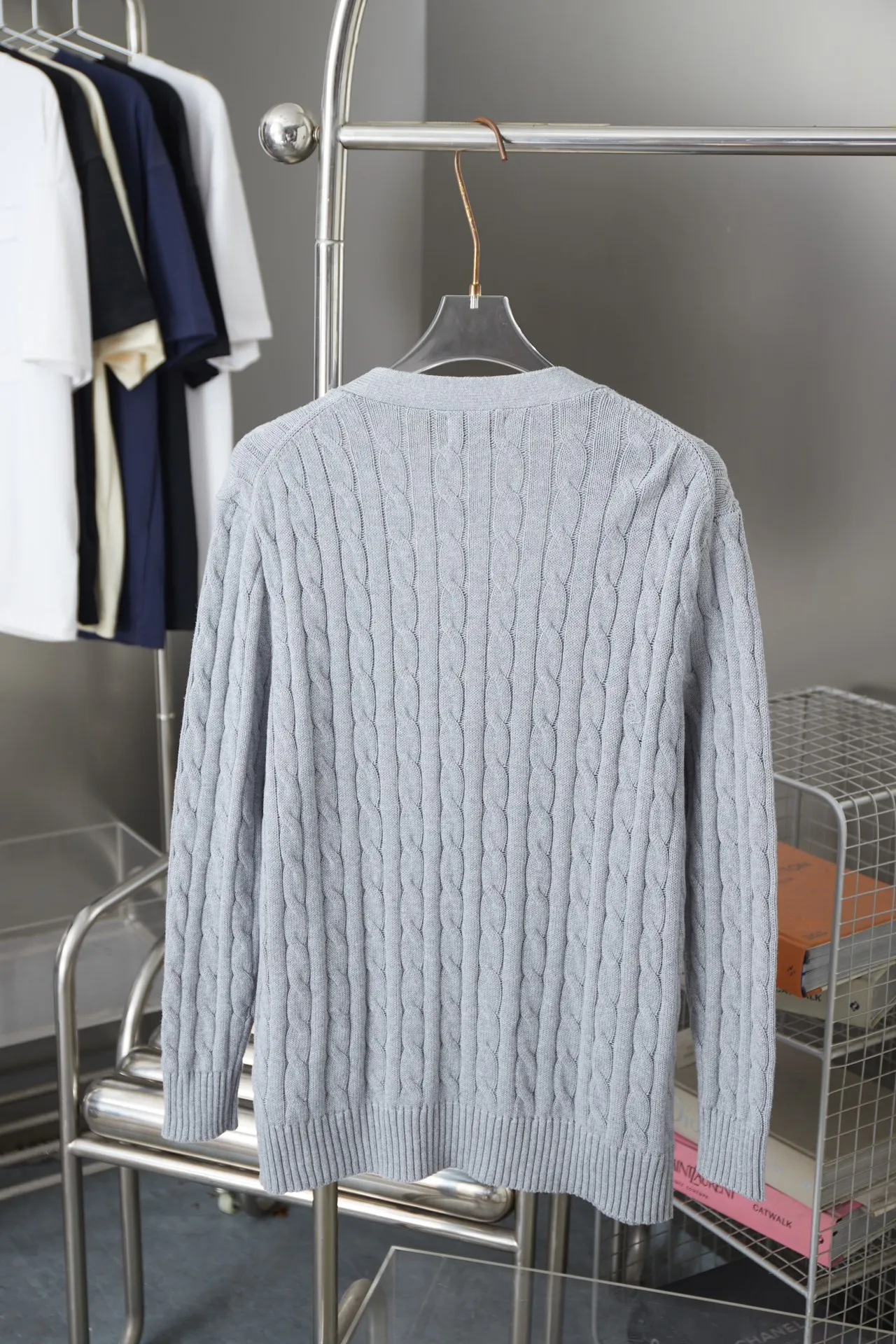 P250 POLO Paul Ralph Lauren 25FW new autumn and winter style classic war horse embroidered twist sweater, light luxury, a must-have item for daily commuting for men and women. Correct version. Welcome to compare. Detailed features · Made of 35% wool content yarn, 35% cashmere 30% synthetic fiber · Used German imported machine twist knitted cardigan · Open mold customization brand logo resin buttons · Imported Tajima machine embroidered classic war horse · Thread design on collar, cuffs and hem, windproof and comfortable · Original main mark, washed tag, moisture-proof paper packaging Color: black/khaki/grey Size: S M L XL